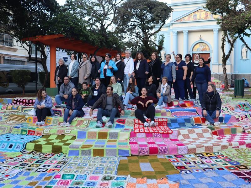 Mosaico com mantas de tricô e crochê está em exposição na Praça da Matriz de Serra Negra
