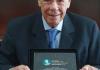 Dr. Ogari Pacheco é homenageado pela ABIFINA com o Prêmio Alcebíades de Mendonça Athayde