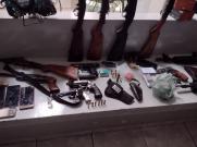 Autoridades policiais prendem homem com armas de fogo, dinheiro e drogas, em Serra Negra