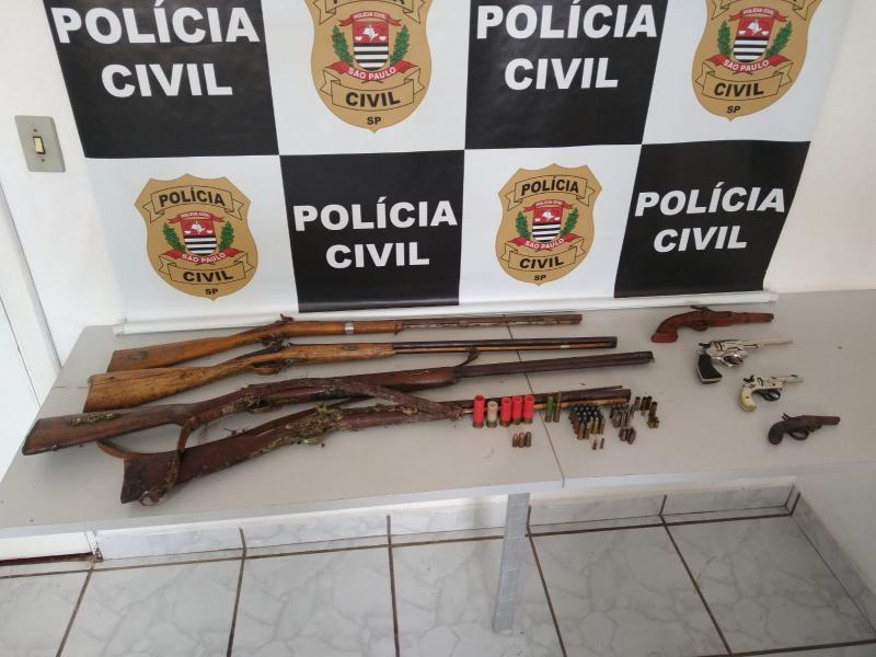 Autoridades policiais recolhem armas e munições em Monte Alegre do Sul