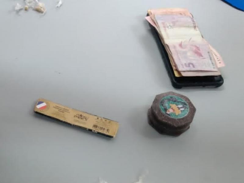 PM de Amparo detém casal por tráfico de drogas