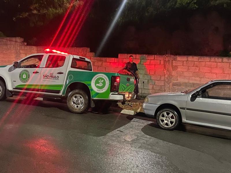 GCM de Serra Negra encontra carro furtado em Águas de Lindoia