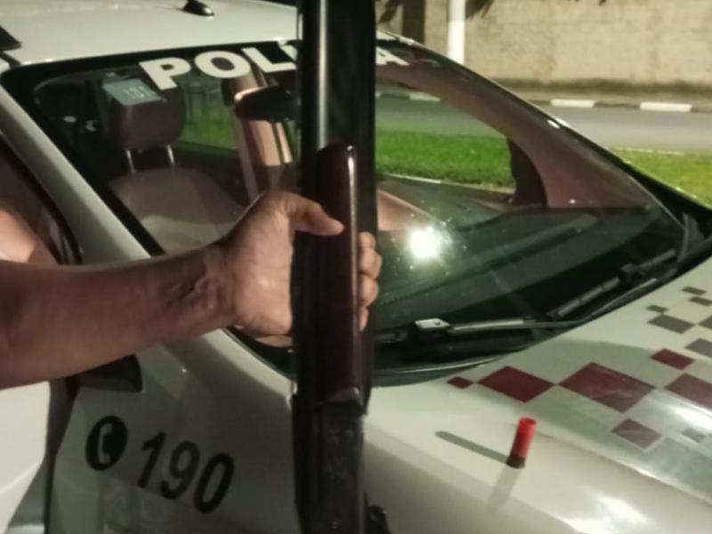 Autoridades detém dupla negociando arma de calibre 12 em Serra Negra 