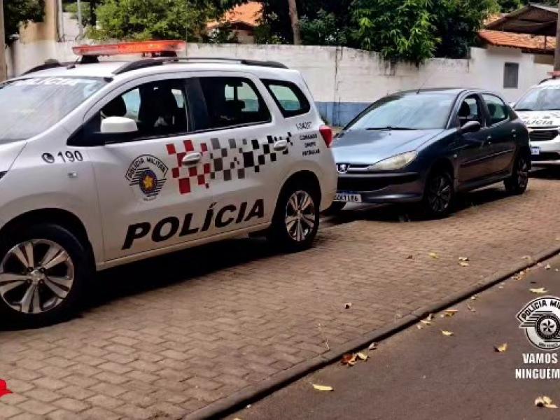 PM de Amparo detém casal por roubo de carro