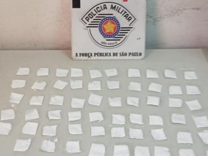 PM apreende menor com 77 papelotes de cocaína em Amparo